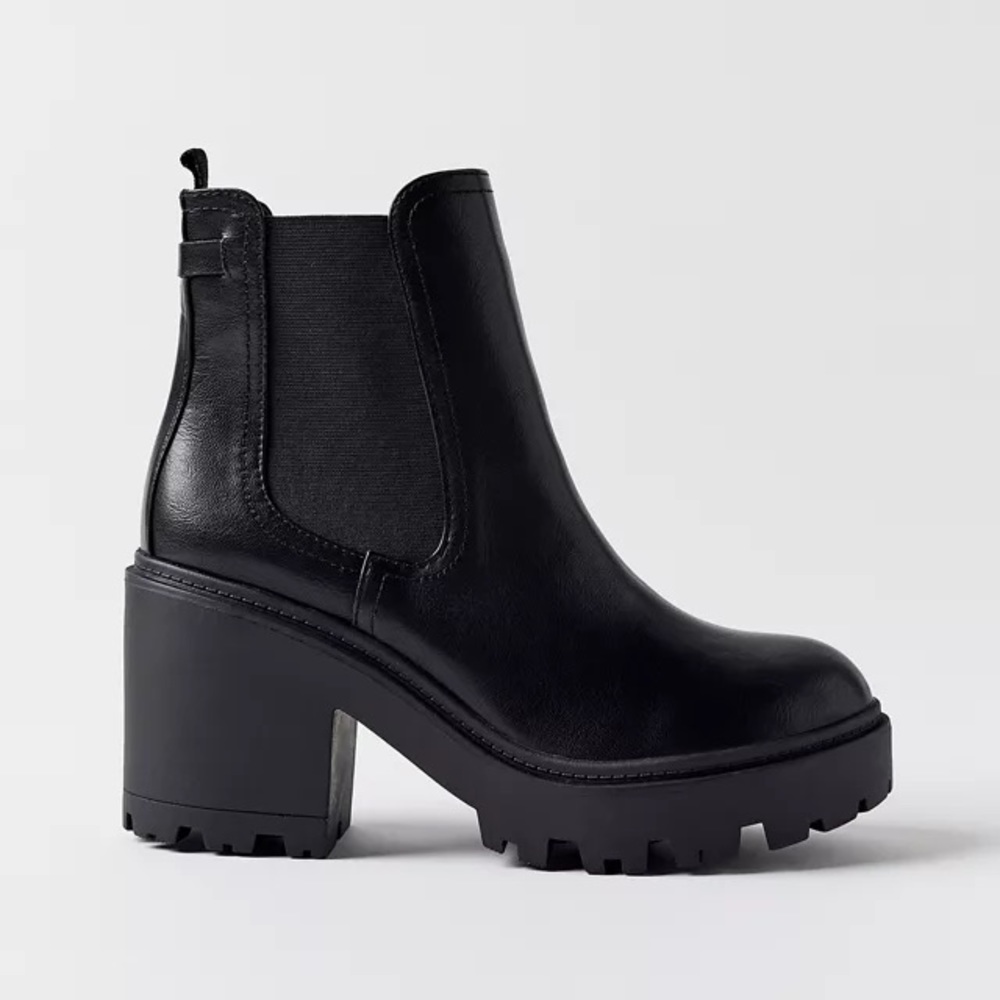 Urban Outfitters Chloe Chelsea Vegan Leather Chunky Heel Ankle Boot Size 9